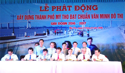 Ông Trần Thanh Đức, Phó Chủ tịch UBND tỉnh chứng kiến Ký kết giao ước thi đua giữa các khối của TP. Mỹ Tho.