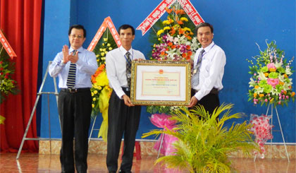 Trường THPT Vĩnh Bình vinh dự đón nhận Bằng công nhận trường đạt chuẩn Quốc gia nhân dịp khai giảng năm học 2015 - 2016.