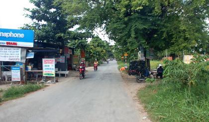 Các tuyến giao thông chính của xã được tráng nhựa và trồng cây xanh dọc 2 bên đường.