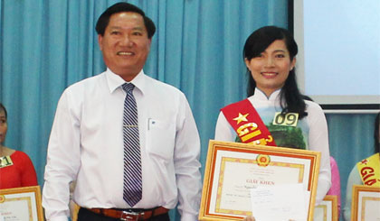 Ông Đặng Thanh Liêm, Bí thư Thành ủy trao giải Nhất cho thí sinh Nguyễn Thị Thùy Linh.