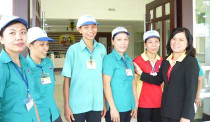 Chị Võ Thị Mai Khanh thăm hỏi công nhân lao động đang làm việc tại công ty.