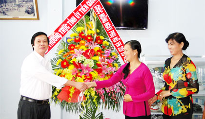 Bí thư Tỉnh ủy Nguyễn Văn Danh tặng hoa chúc mừng Hội LHPN tỉnh nhân dịp kỷ niệm 86 năm Ngày thành lập Hội Liên hiệp Phụ nữ Việt Nam (20-10-1930 - 20-10-2016).