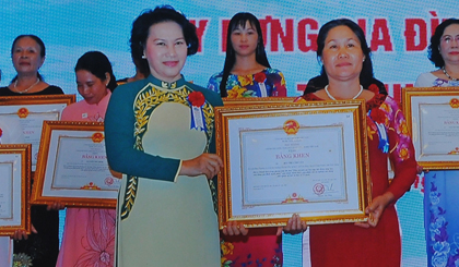 Chủ tịch Quốc hội Nguyễn Thị Kim Ngân trao Bằng khen của Thủ tướng cho chị Bùi Thị Cẩm Vân.
