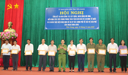 Đại tá Nguyễn Việt Hùng, Phó Giám đốc Công an tỉnh, trao giấy khen cho các tập thể và cá nhân có thành tích tiêu biểu trong công tác nhân rộng điển hình tiên tiến và thực hiện Nghị định 38/CP.