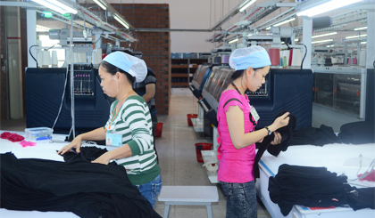 Dây chuyền sản xuất của Công ty TNHH Eco Way Knitwear (ấp Phú Hòa, xã Phú Nhuận, TX. Cai Lậy), một trong những doanh nghiệp mới đi vào hoạt động trên địa bàn tỉnh.