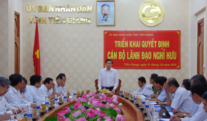 Ông Lê Văn Hưởng, Chủ tịch UBND tỉnh chủ trì cuộc họp thành viên UBND tỉnh vào chiều ngày 31-10. 