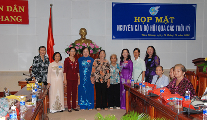 Lãnh đạo tỉnh chụp ảnh lưu niệm với các cô nguyên là lãnh đạo Hội Phụ nữ nhân dịp họp mặt