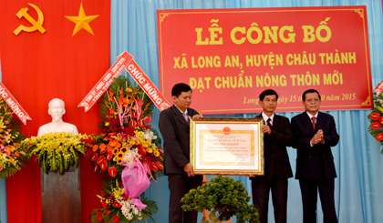Lãnh đạo tỉnh trao Bằng công nhận xã Long An (huyện Châu Thành) đạt chuẩn nông thôn mới vào năm 2015.
