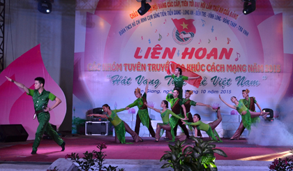 Tiết mục múa “Chung một chiến hào”, Biên đạo Thu Thủy, Bảo Huy và Phương Trâm biểu diễn, đoạt giải Nhất khu vực năm 2015.