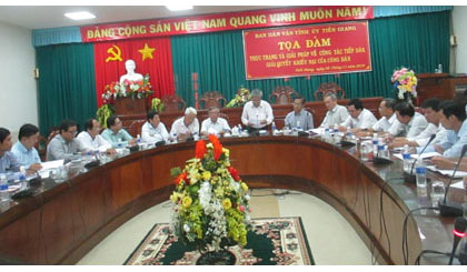 Ông Trần Long Thôn, Ủy viên Ban Thường vụ Tỉnh ủy, Trưởng Ban Dân vận Tỉnh ủy phát biểu kết luận tại buổi tọa đàm.