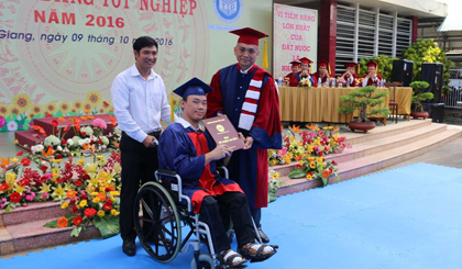TS. Lê Hữu Hải (Phó Hiệu trưởng Trường Đại học Tiền Giang) trao Bằng tốt nghiệp cho Trương Thành Tâm.