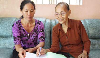 Bà Lê Thị Kim Châu (phải) trao đổi, chia sẻ kinh nghiệm tuyên truyền, vận động với cán bộ Hội LHPN xã.