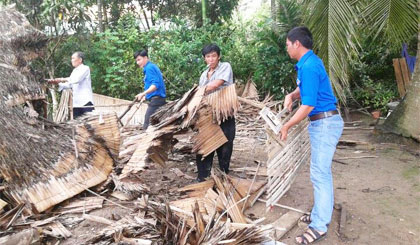 Đoàn viên, thanh niên xã Long Hưng hỗ trợ người dân sửa nhà bị hư hỏng do mưa bão.
