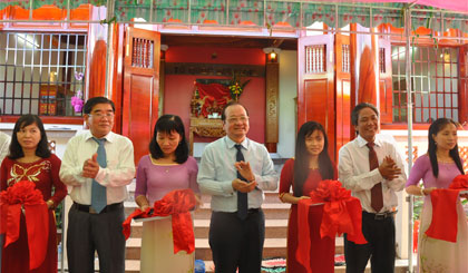 Ông Trần Thanh Đức, Phó Chủ tịch UBND tỉnh và các đại biểu cắt băng khánh thành Nhà lưu niệm Nhà giáo - Liệt sĩ Lê Thị Thiên.