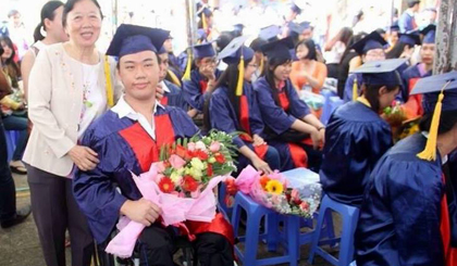 Với những nỗ lực vượt qua các khiếm khuyết của cơ thể, bạn Trương Thành Tâm đã tốt nghiệp loại khá ngành Cao đẳng tiếng Anh, Trường Đại học Tiền Giang.