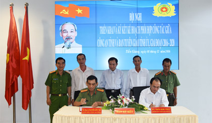 Thay mặt lãnh đạo 2 đơn vị, ông Trần Kim Trát và Đại tá Nguyễn Hữu Trí ký kết Kế hoạch phối hợp công tác.