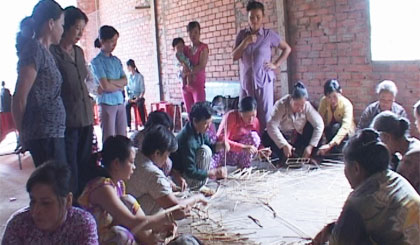 Một lớp đan lát mở tại xã Bình Ninh.