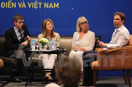 Các nhà báo Thuỵ Điển chia sẻ ý kiến trong và kinh nghiệm thực tế của mình. Ảnh: Tiến Đạt/Vietnam+