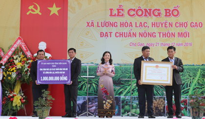 Bà Nguyễn Thị Sáng, Phó Chủ tịch HĐND tỉnh, trao Bằng Công nhận xã Lương Hòa Lạc đạt chuẩn Nông thôn mới.