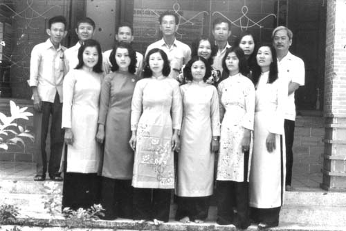 Đạo diễn Văn Sinh (hàng trên cùng bên phải) và các văn nghệ sĩ Tiền Giang trong những ngày đầu thành lập Hội