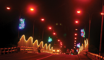 Đèn chiếu sáng nghệ thuật cầu Nguyễn Trãi được đưa vào sử dụng, phục vụ Tết Dương lịch và Tết nguyên đán.