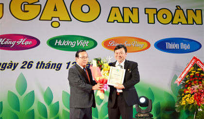 Ông Phạm Anh Tuấn, Phó Chủ tịch UBND tỉnh (trái) trao biểu trưng Thương hiệu Quốc gia cho ông Nguyễn Quốc Trực, Giám đốc Tigifood.