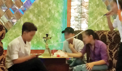 Các teen đang chơi shisha tại quán cà phê trên đường Lê Đại Hành (TP. Mỹ Tho).