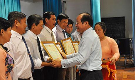 Ông Trần Thanh Đức, Phó Chủ tịch UBND tỉnh trao bằng công nhận danh hiệu tập thể lao động xuất sắc năm 2016 cho đại diện các tập thể tại hội nghị.