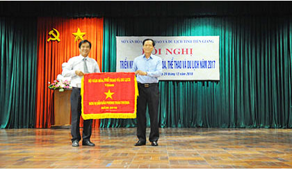 Ông Nguyễn Kiều Linh, Cục trưởng Cục công tác phía Nam - Bộ VHTT&DL trao Cờ thi đua của Bộ VHTT&DL cho đại diện Phòng Văn hóa Thông tin huyện Cái Bè.