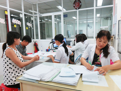 Ê - kíp y - bác sĩ Bệnh viện Phụ sản Tiền Giang túc trực 24/24 giờ để chào đón công dân đầu tiên của năm Đinh Dậu 2017 ở Tiền Giang.