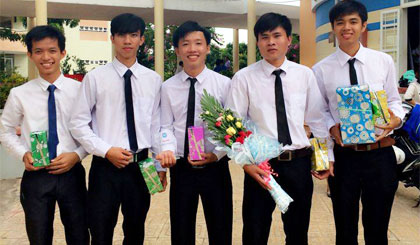 Hoàng Khuê (thứ 2 từ trái sang) tham gia cuộc thi sinh viên “TGU bán hàng giỏi”.