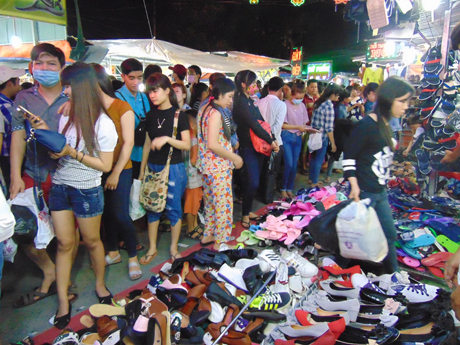Vào mùa kinh doanh Tết, các gian hàng giầy dép ở chợ đêm Mỹ Tho luôn được đầu tư số lượng nhiều hơn thường ngày, với nhiều mẫu mới và giá cả phải chăng nên đã thu hút đông đảo khách hàng tham quan, mua sắm.