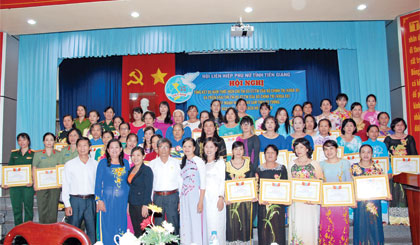 Nở rộ phong trào phụ nữ học tập và làm theo tấm gương đạo đức Hồ Chí Minh.