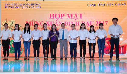 Ông Phạm Anh Tuấn, Tỉnh ủy viên, Phó Chủ tịch UBND tỉnh trao học bổng cho sinh viên Tiền Giang.