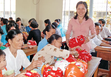 “Hủ gạo tình thương” và “Nuôi heo đất” là 2 mô hình học tập và làm theo tấm gương đạo đức Hồ Chí Minh, được Hội Liên hiệp Phụ nữ các cấp trong tỉnh tổ chức thực hiện đem lại hiệu quả thiết thực.