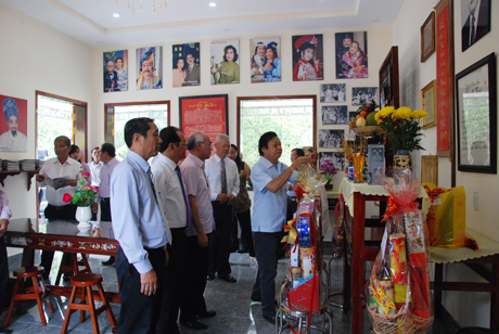 - Đại biểu thắp hương tưởng niệm cố soạn giả Trần Hữu Trang và tham quan Nhà lưu niệm.