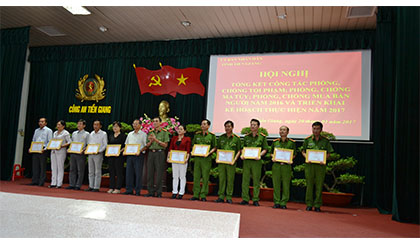 Ông Nguyễn Hữu Chí, Giám đốc Công an tỉnh trao giấy khen cho đại diện các tập thể tại hội nghị