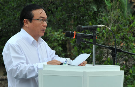 Ông Nguyễn Anh Tuấn, Phó Chủ tịch UBND tỉnh phát biểu tại lễ thông xe.