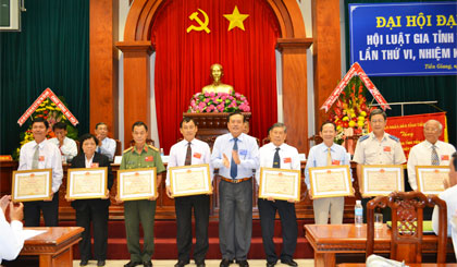 Ông Lê Văn Nghĩa, Phó Chủ tịch UBND tỉnh tặng Bằng khen cho 9 cá nhân.