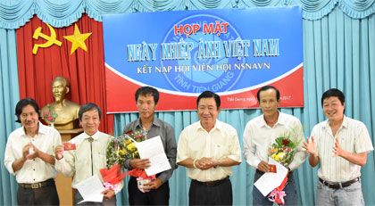 Ông Nguyễn Huỳnh Anh, Chủ tịch Hội VHNT Tiền Giang và NSNA Duy Anh, Ủy viên Hội đồng nghệ thuật - Hội NSNA Việt Nam trao quyết định và thẻ hội viên cho 3 nghệ sĩ.