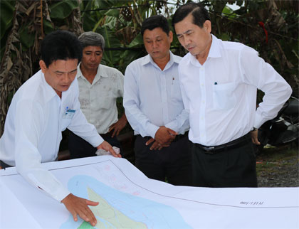 Ông Lê Văn Hưởng, Chủ tịch UBND tỉnh khảo sát thực tế và xem xét từ bản vẽ thiết kế hạ tầng giao thông nông thôn xã Tân Phong.
