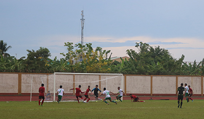  Đội Bóng đá Tiền Giang (áo đỏ) có 3 điểm đầu tiên tại Giải Bóng đá hạng Nhì Quốc gia năm 2017.