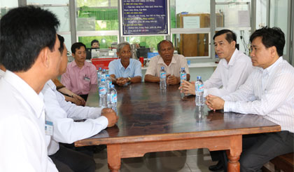 Ông Lê Văn Hưởng, Chủ tịch UBND tỉnh cùng lãnh đạo các sở, ngành tỉnh và lãnh đạo UBND huyện Cai Lậy làm việc với UBND huyện Cái Bè.