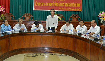 Ông Nguyễn Thanh Hiền, Bí thư chi bộ, Phó trưởng Ban Thường trực Ban Tuyên giáo Tỉnh ủy phát biểu tại buổi tọa đàm.