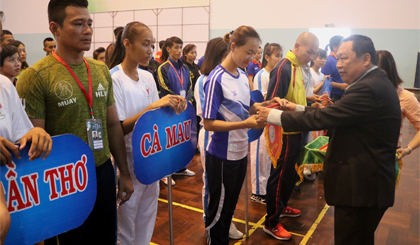 Ông Lê Kim Hòa, Phó Chủ tịch Liên đoàn Võ thuật cổ truyền Việt Nam, trao Cờ lưu niệm cho các đội tham gia giải đấu.