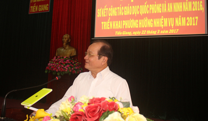 Ông Trần Thanh Đức, Phó Chủ tịch UBND tỉnh, Chủ tịch Hội đồng Giáo dục QP-AN tỉnh phát biểu chỉ đạo tại Hội nghị.