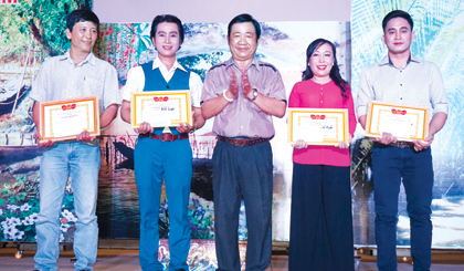 Soạn giả Huỳnh Anh, Chủ tịch Hội Văn học - Nghệ thuật tỉnh trao tặng Giấy khen cho 4 cá nhân.