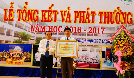 Ông Nguyễn Văn Khang trao Bằng công nhận trường đạt chuẩn quốc gia cho Hiệu trưởng nhà trường.
