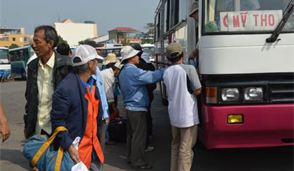 Hành khách xuống xe tại Bến xe Tiền Giang.