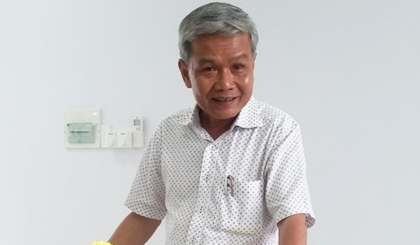 Ông Trần Long Thôn thông tin với các cơ quan báo chí về sai phạm của ông Lê Minh Tùng.